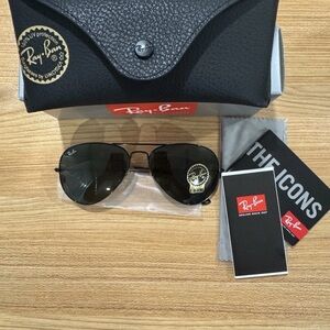 Authentic Ray Ban Aviators Sunglasses Unisex large Blk Frame Grn Crystal Lenses
